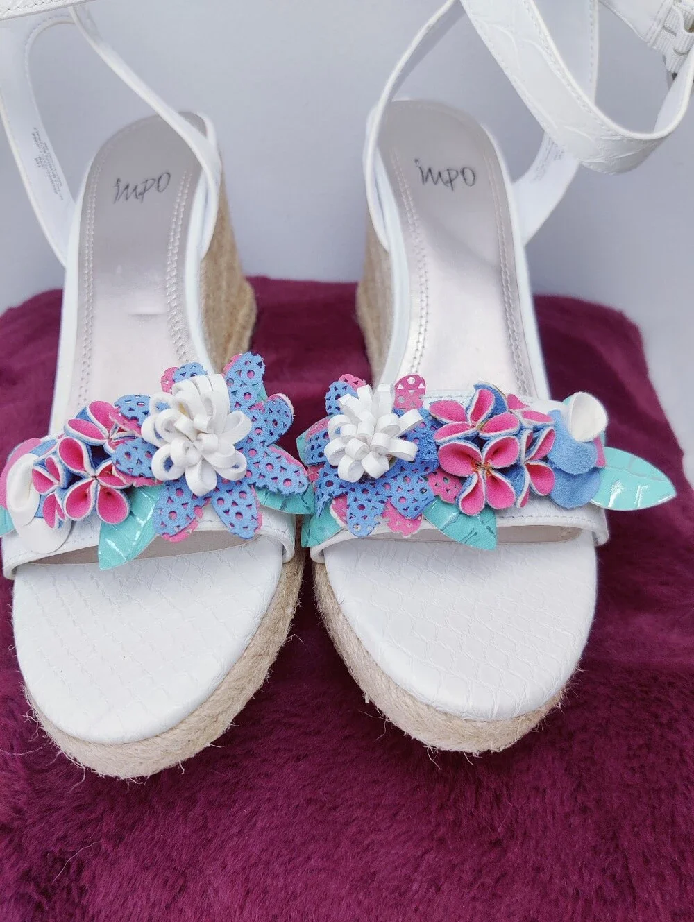 Impo White Floral Espadrille Wedge Sandals Ankle Strap Size 9M Croc Faux Leather